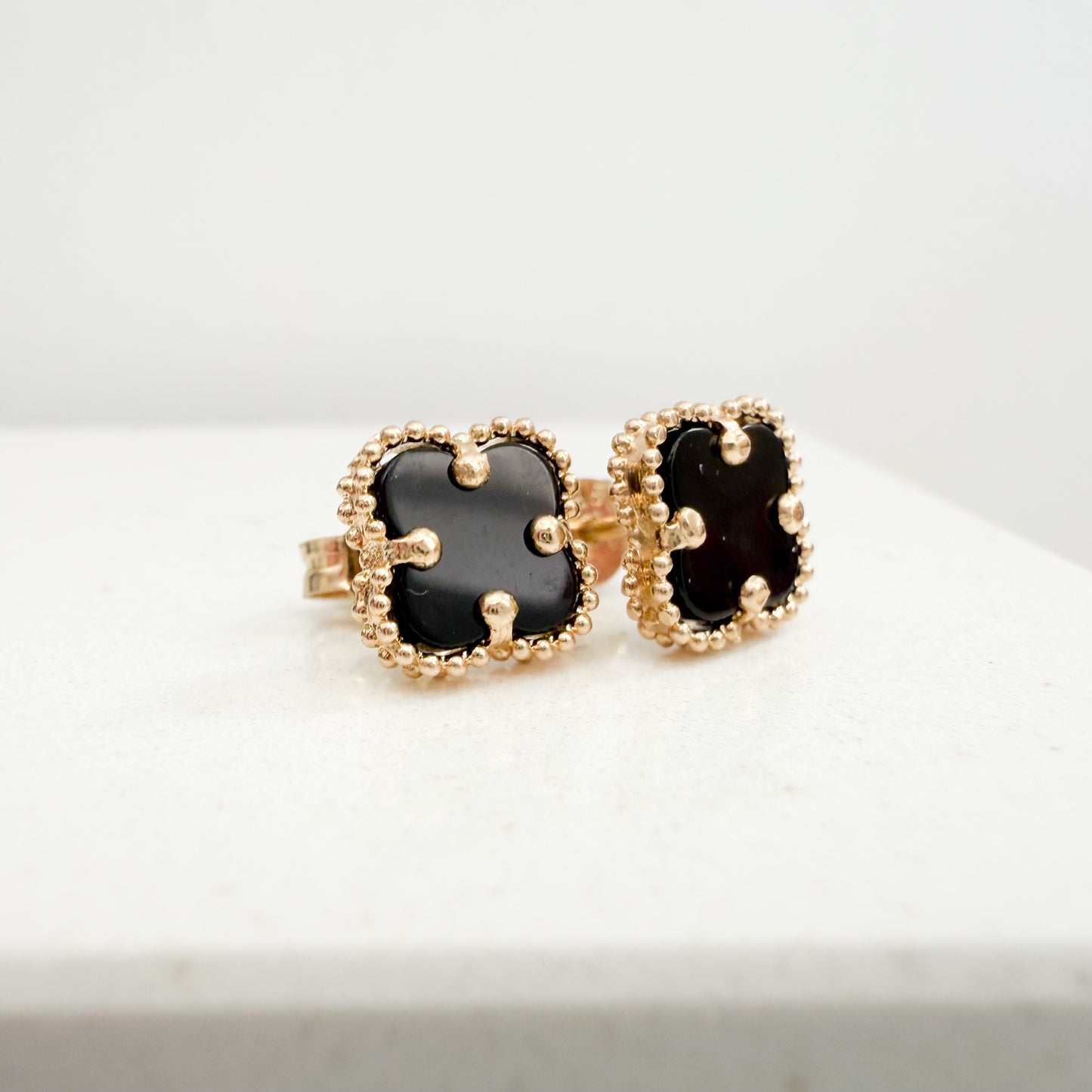 14K Yellow Gold Clover Stud Earrings -Onix Stone (Small)