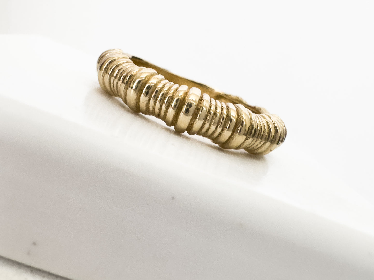 14k Solid Yellow Gold Chunky Spring ring