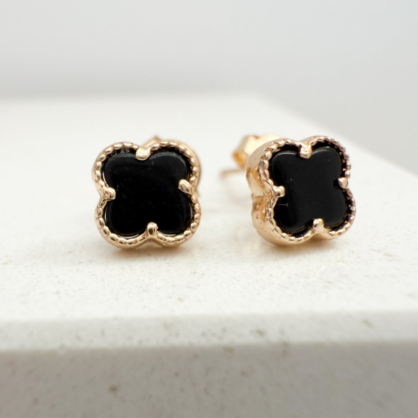14K Yellow Gold Clover Stud Earrings -Onix Stone (Tiny)