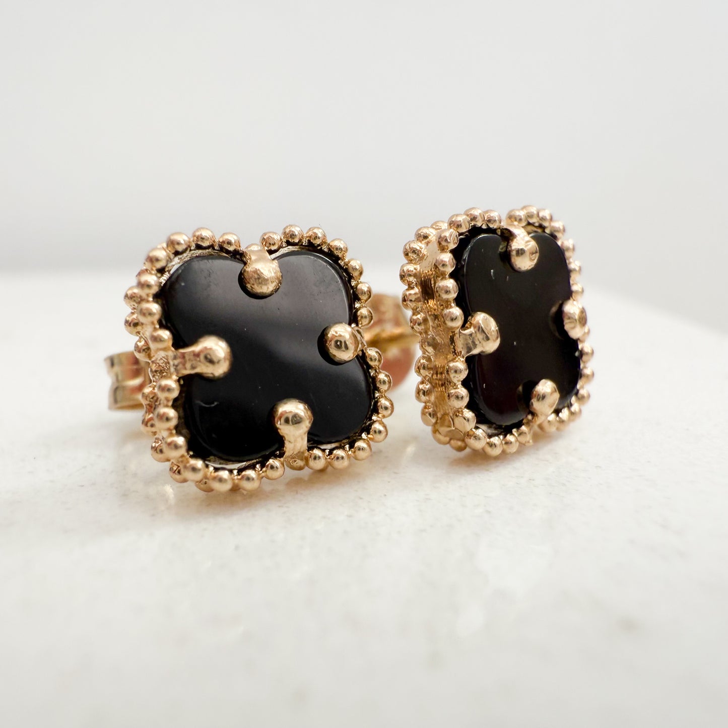 14K Yellow Gold Clover Stud Earrings -Onix Stone (Small)