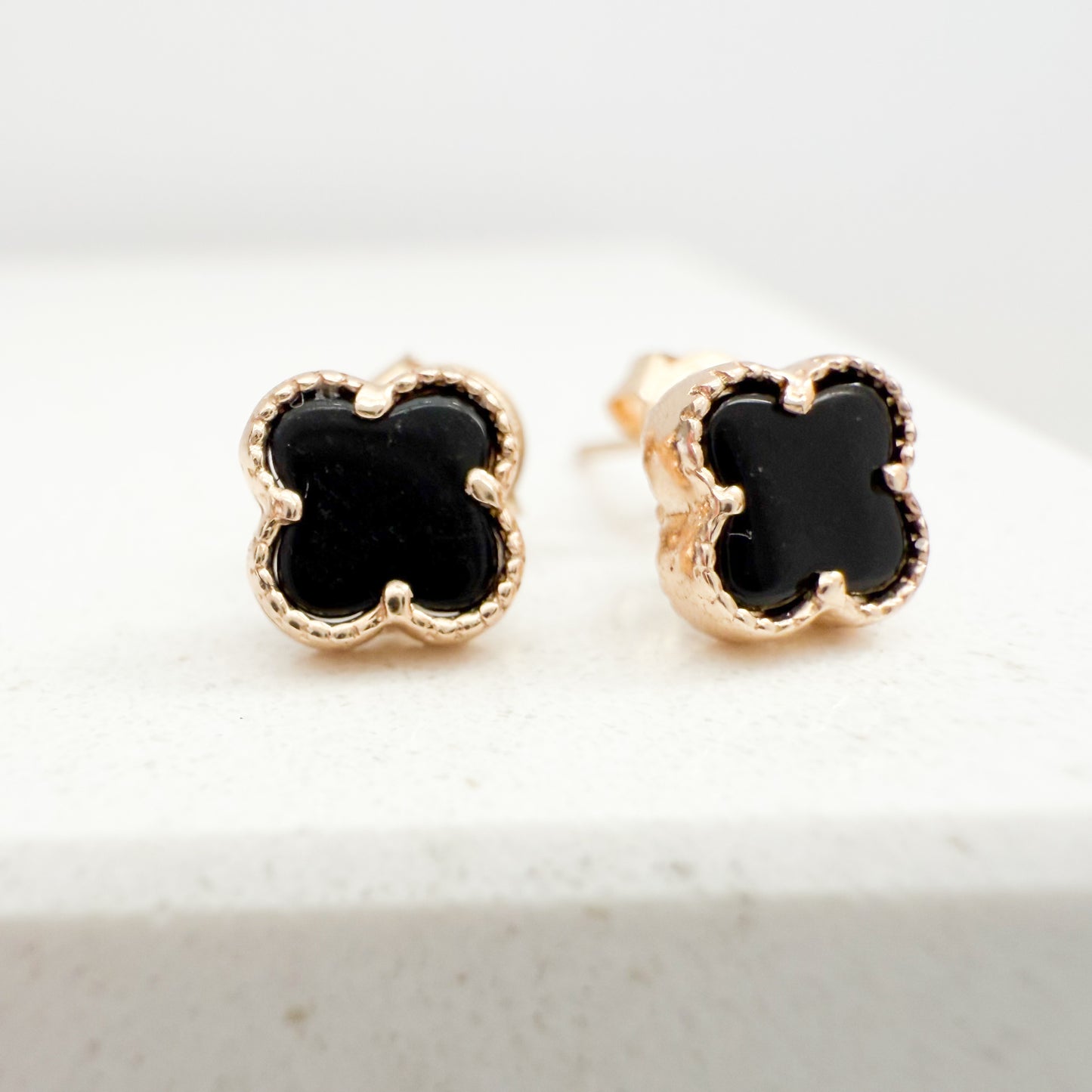 14K Yellow Gold Clover Stud Earrings -Onix Stone (Tiny)