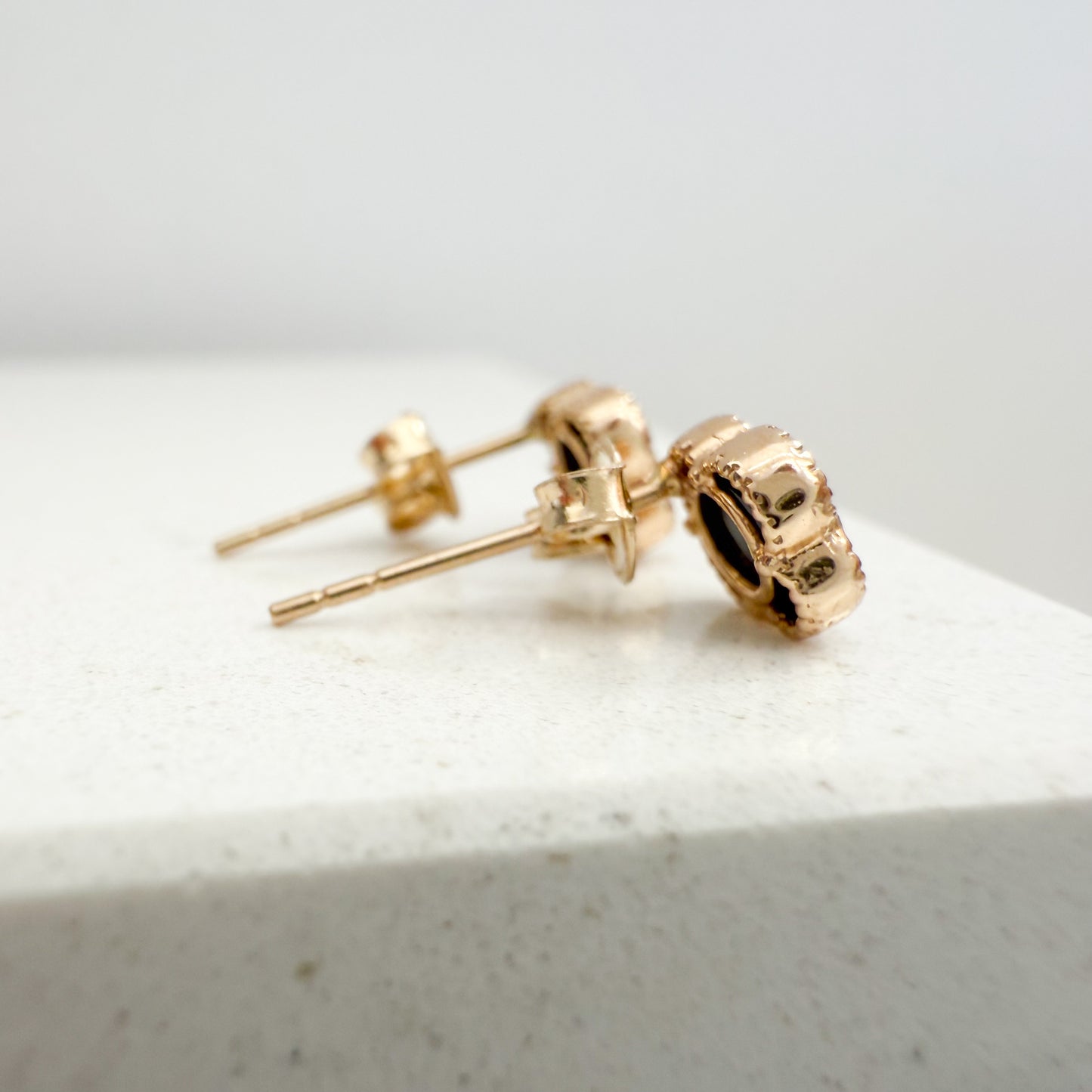14K Yellow Gold Clover Stud Earrings -Onix Stone (Tiny)