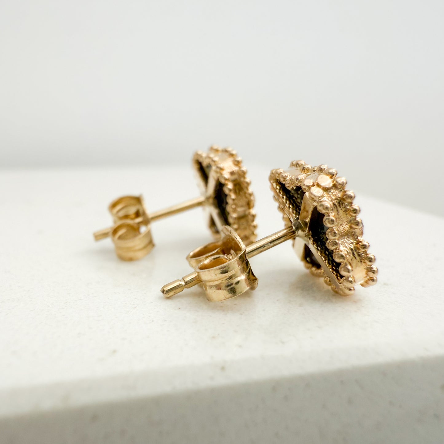 14K Yellow Gold Clover Stud Earrings -Onix Stone (Small)