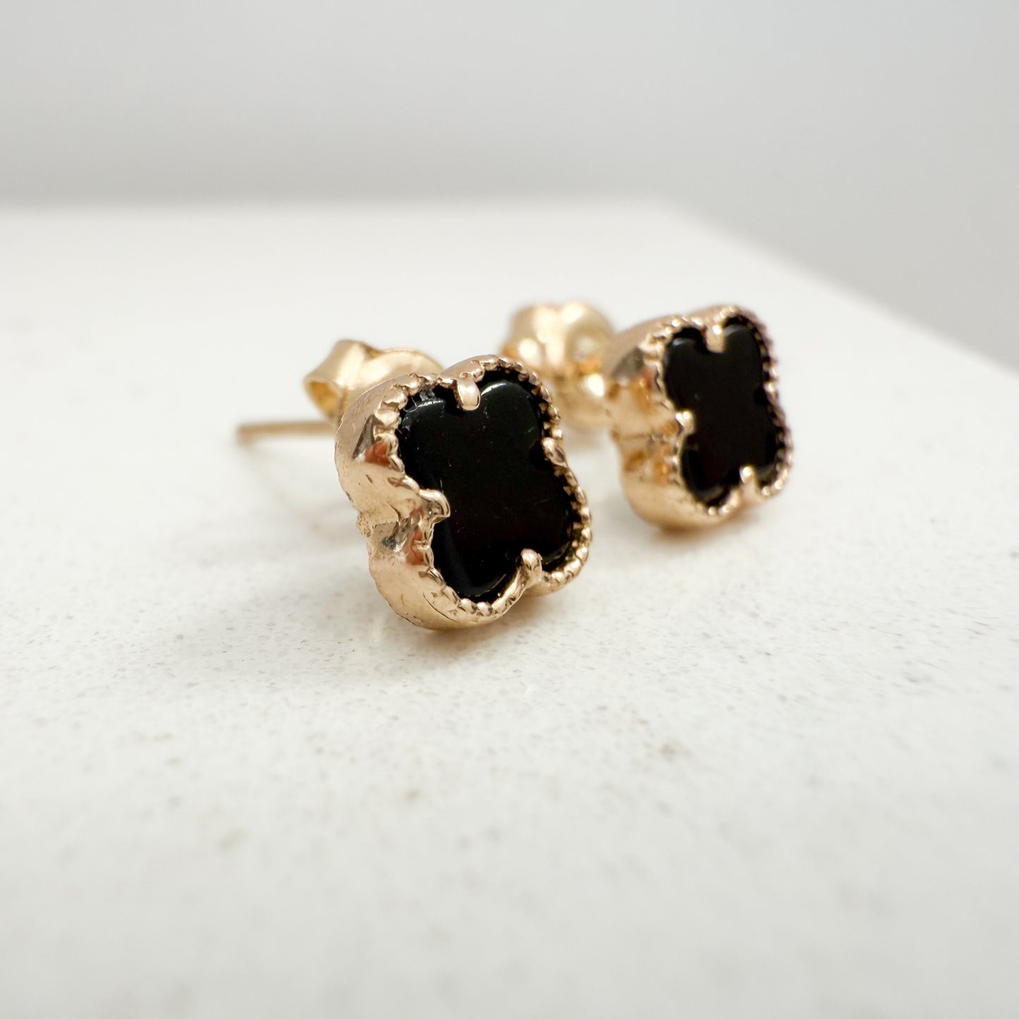 14K Yellow Gold Clover Stud Earrings -Onix Stone (Tiny)